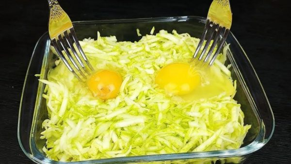Запеканка от тиквички и две яйца. Вкусно ястие от прости съставки