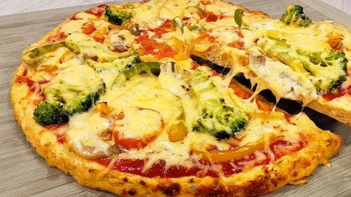 Нон стоп хапваме от тази пица – вкусна, сочна и без грам брашно!