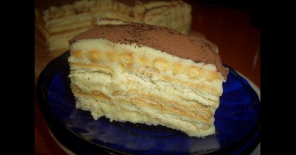 Пухена бисквитена тортичка с копринен крем – толкова сочна не сте я правили!