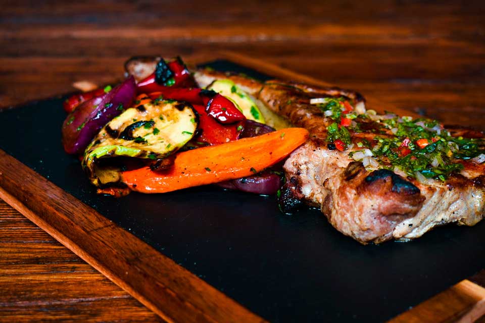 Кралски свински котлет с чимичури сос и гриловани зеленчуци – ресторант Opera Garden